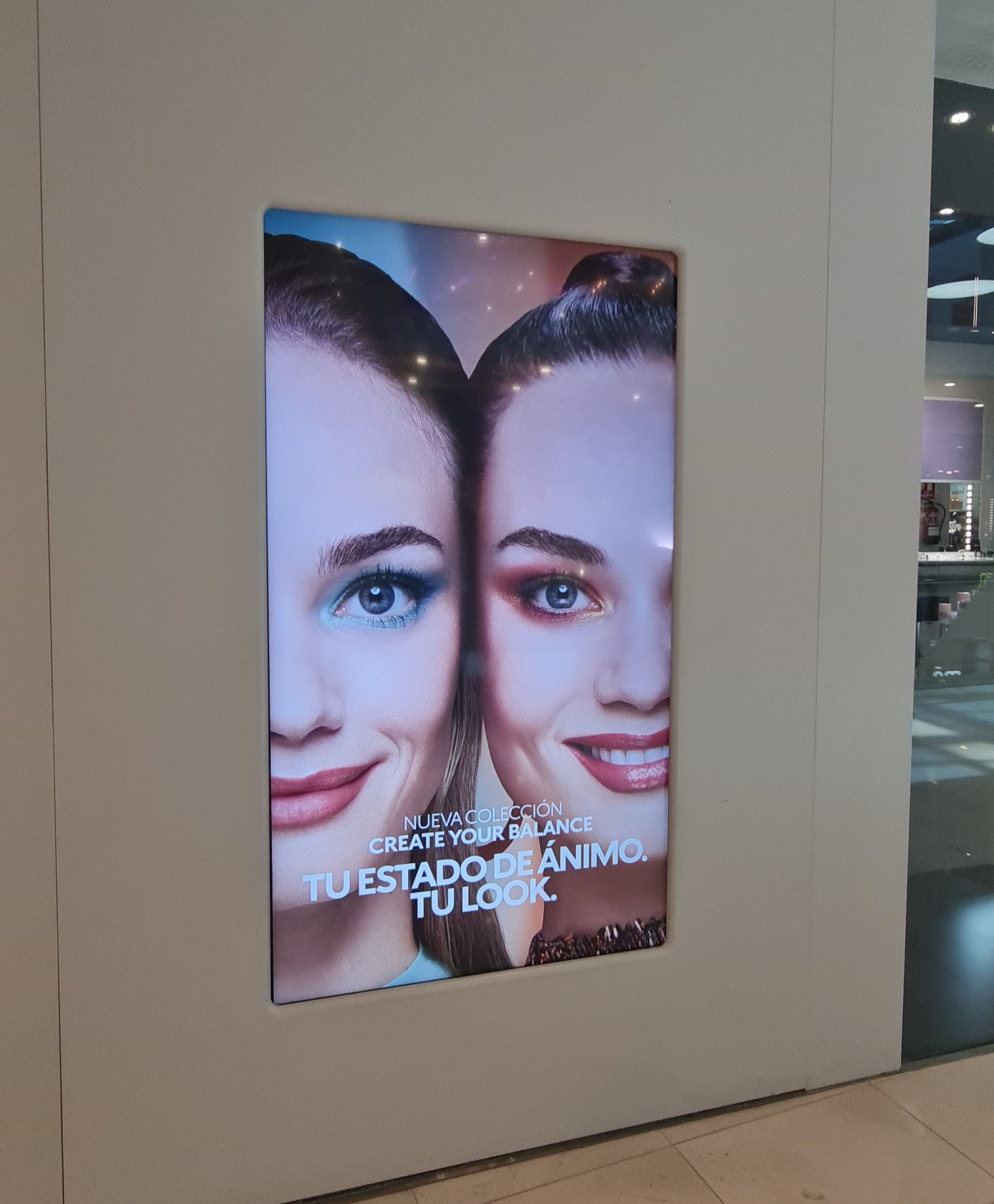 vitrine-tactile-blanc