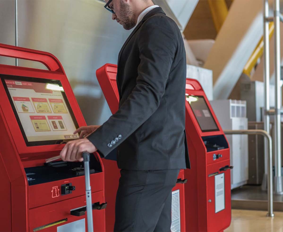 borne tactile check-in dans aeroport