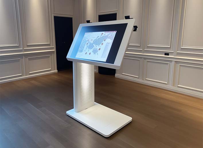 un pupitre avec écran tactile pour musée